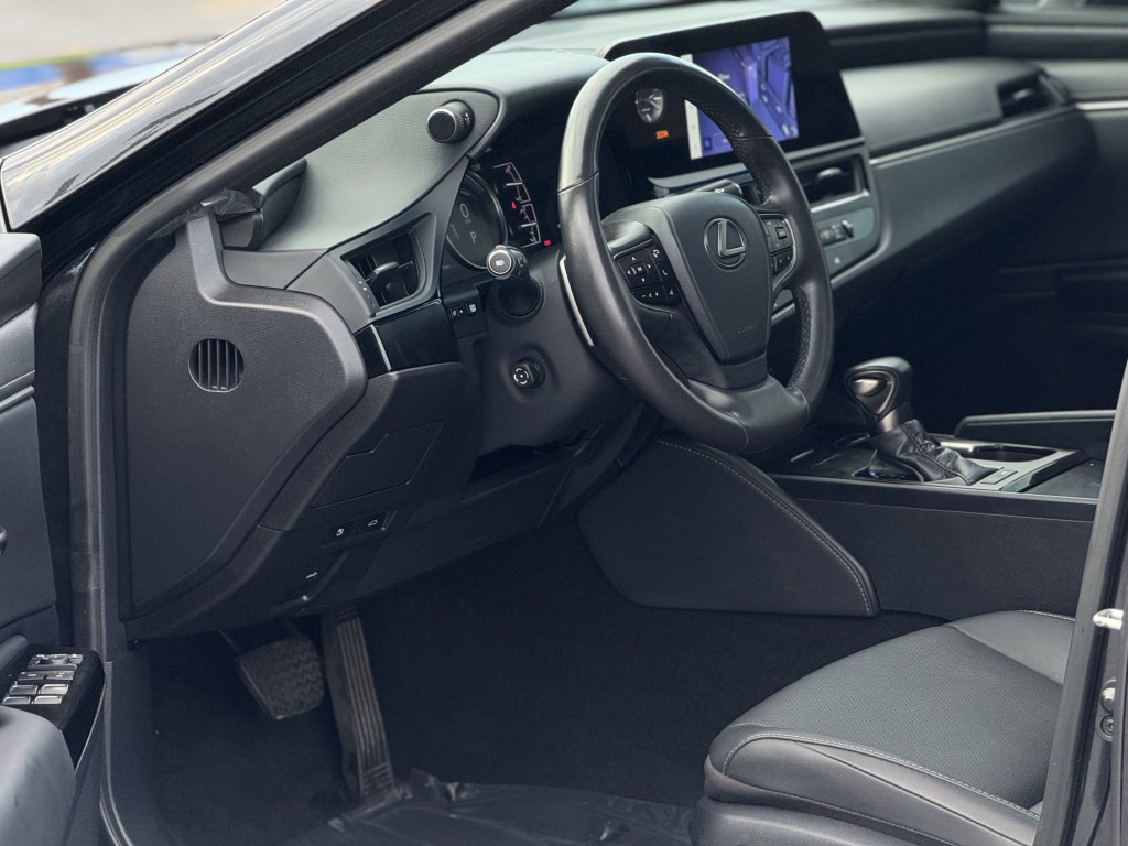 2025 Lexus ES Image 14