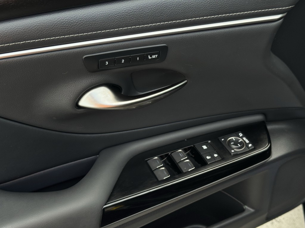 2025 Lexus ES Image 25