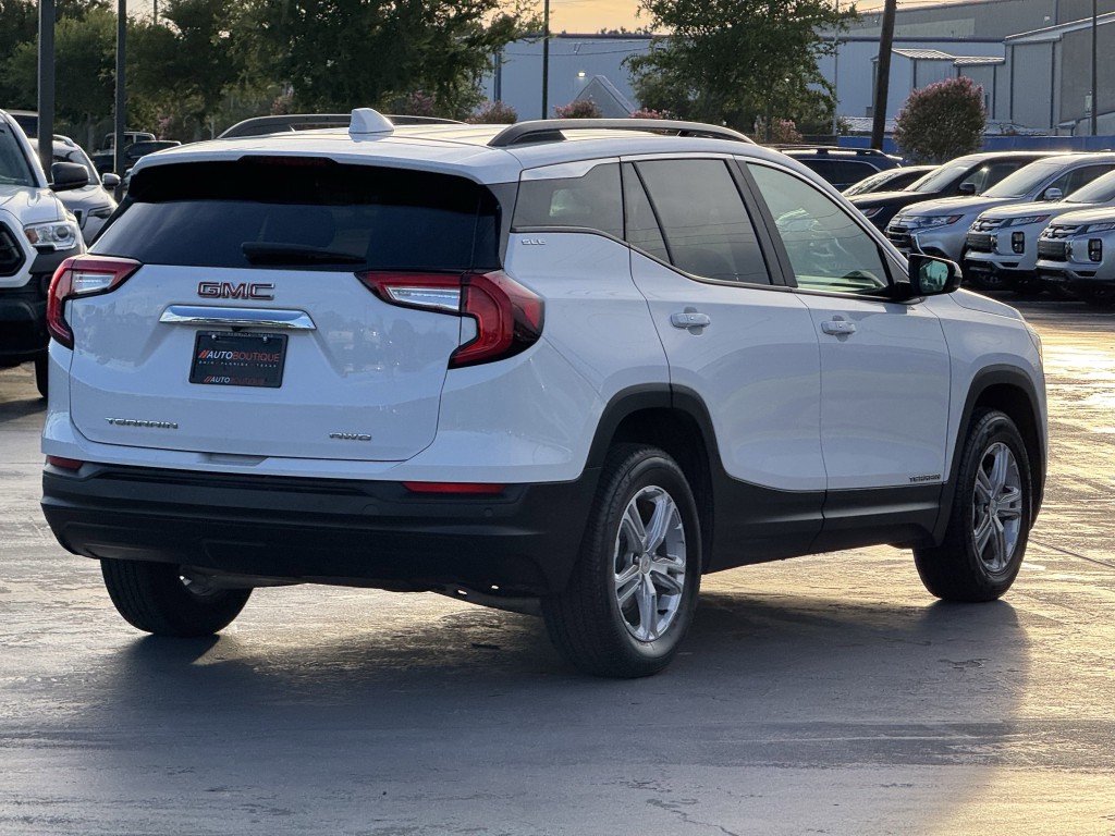 2023 GMC Terrain Image 8