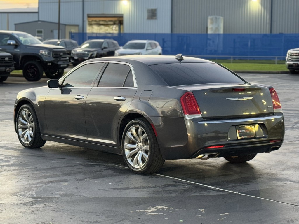 2019 Chrysler 300 Image 9