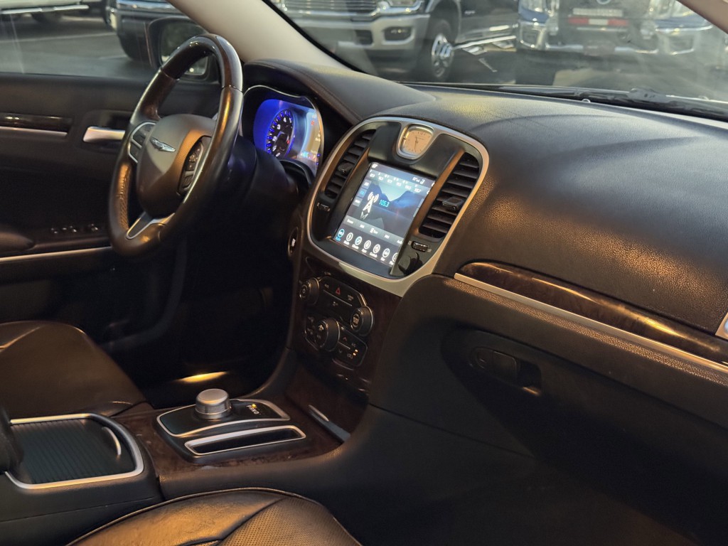 2019 Chrysler 300 Image 13