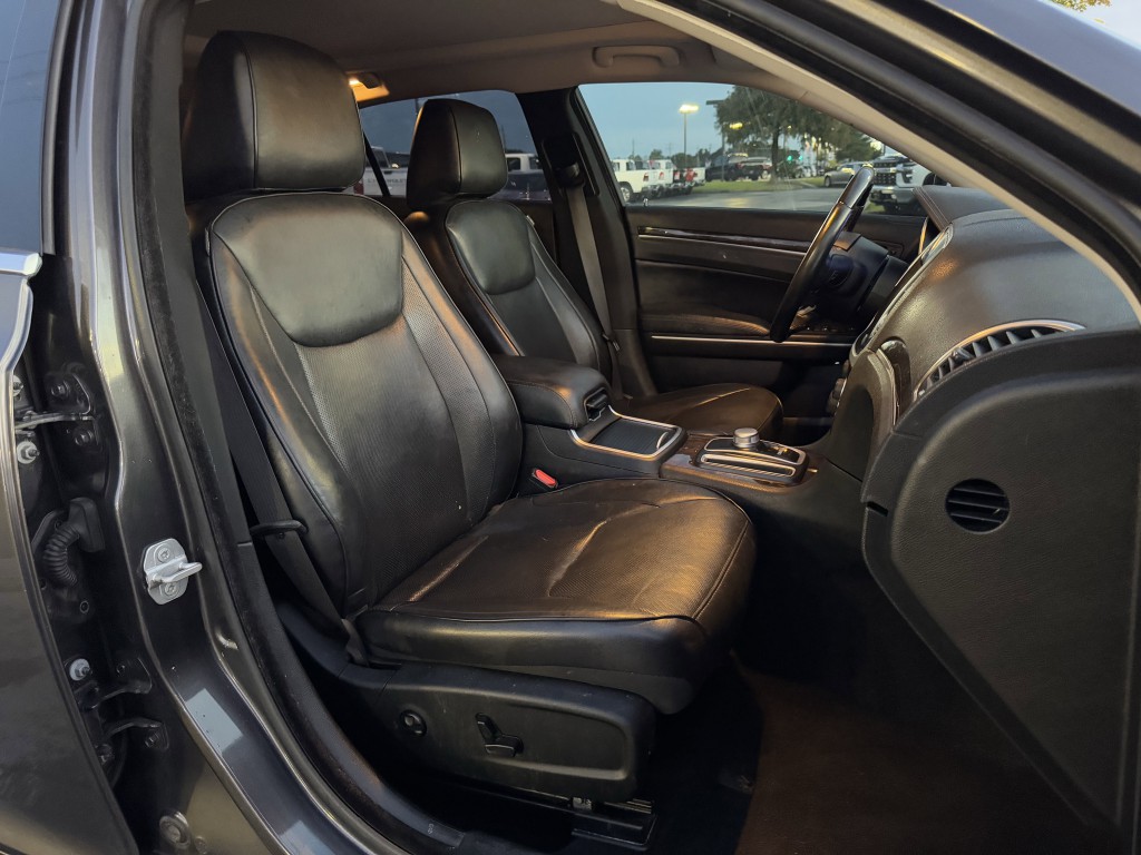 2019 Chrysler 300 Image 25