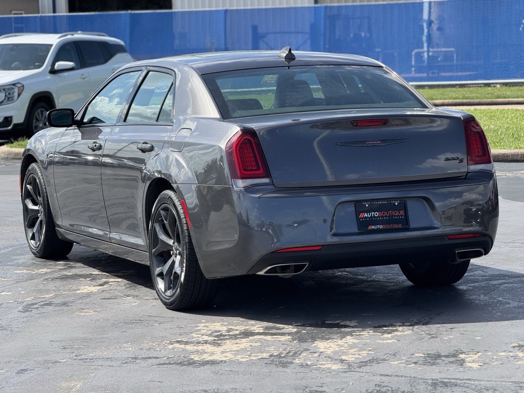 2022 Chrysler 300 Image 8