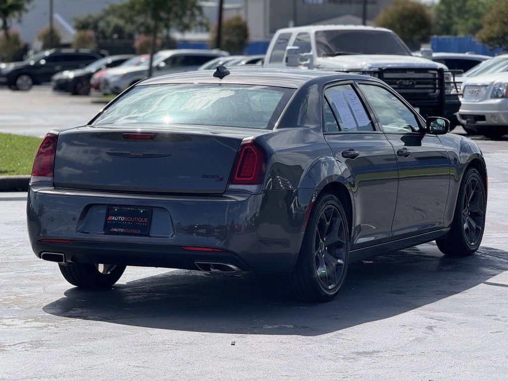 2022 Chrysler 300 Image 9