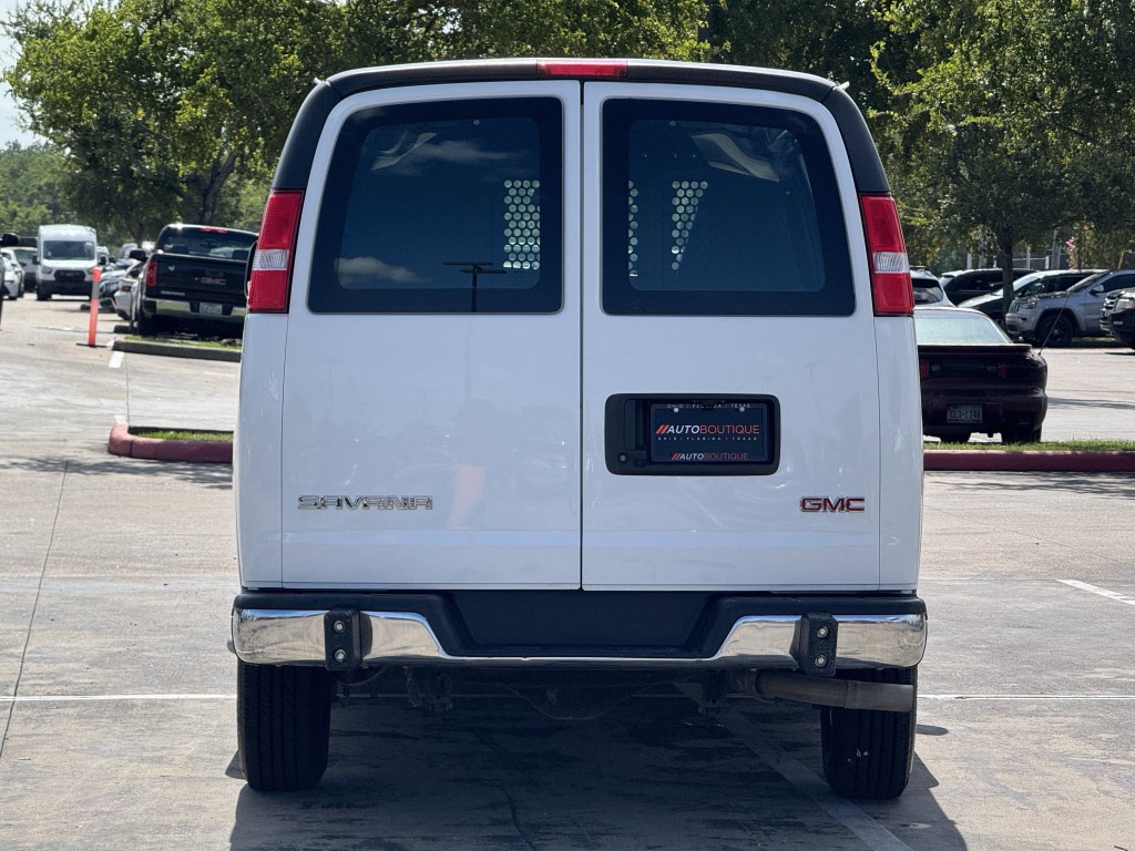 2023 GMC Savana Image 9