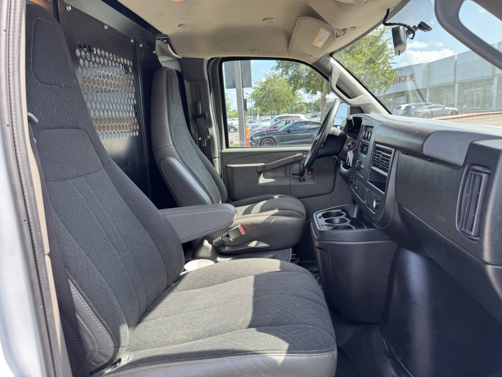 2023 GMC Savana Image 21