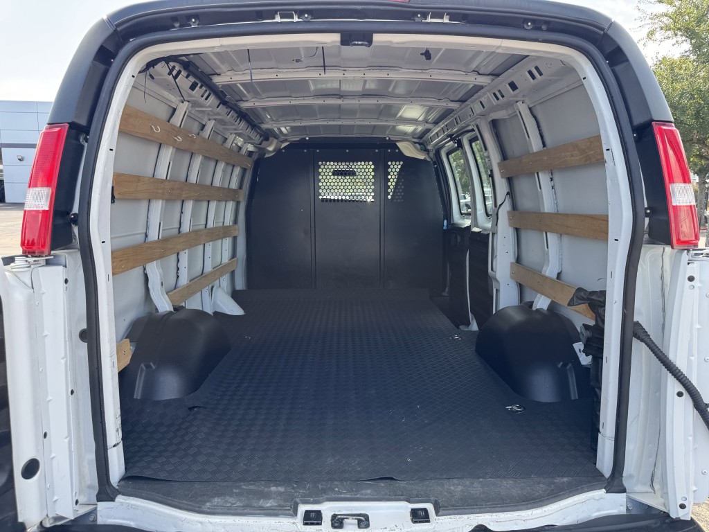 2023 GMC Savana Image 23