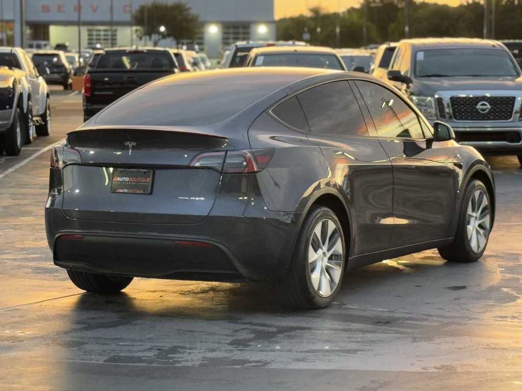 2024 Tesla Model Y Image 10