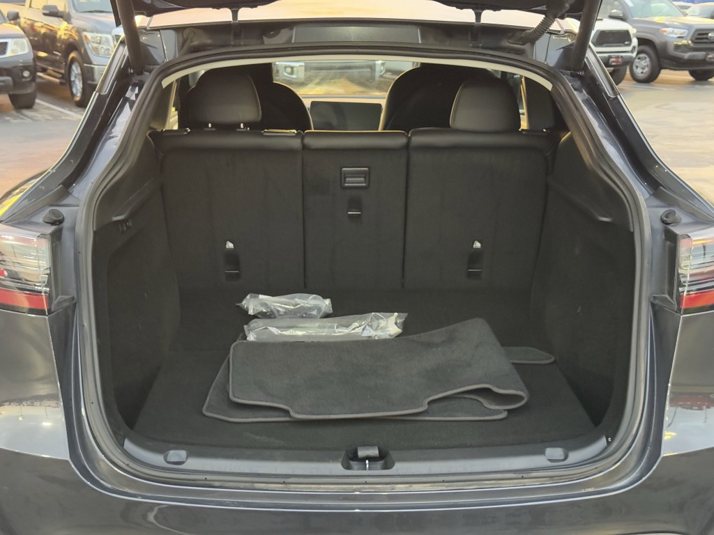 2024 Tesla Model Y Image 24