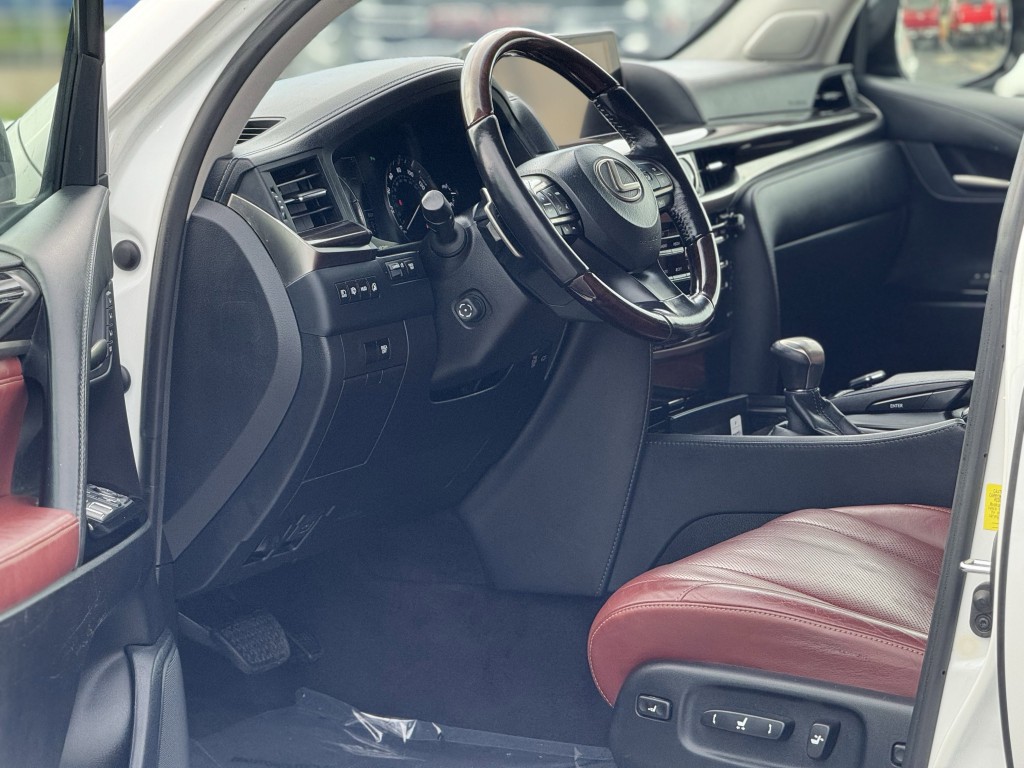 2017 Lexus LX Image 15