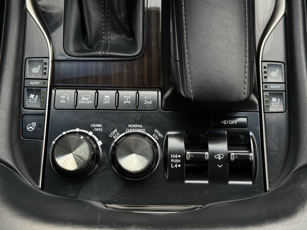 2017 Lexus LX Image 26