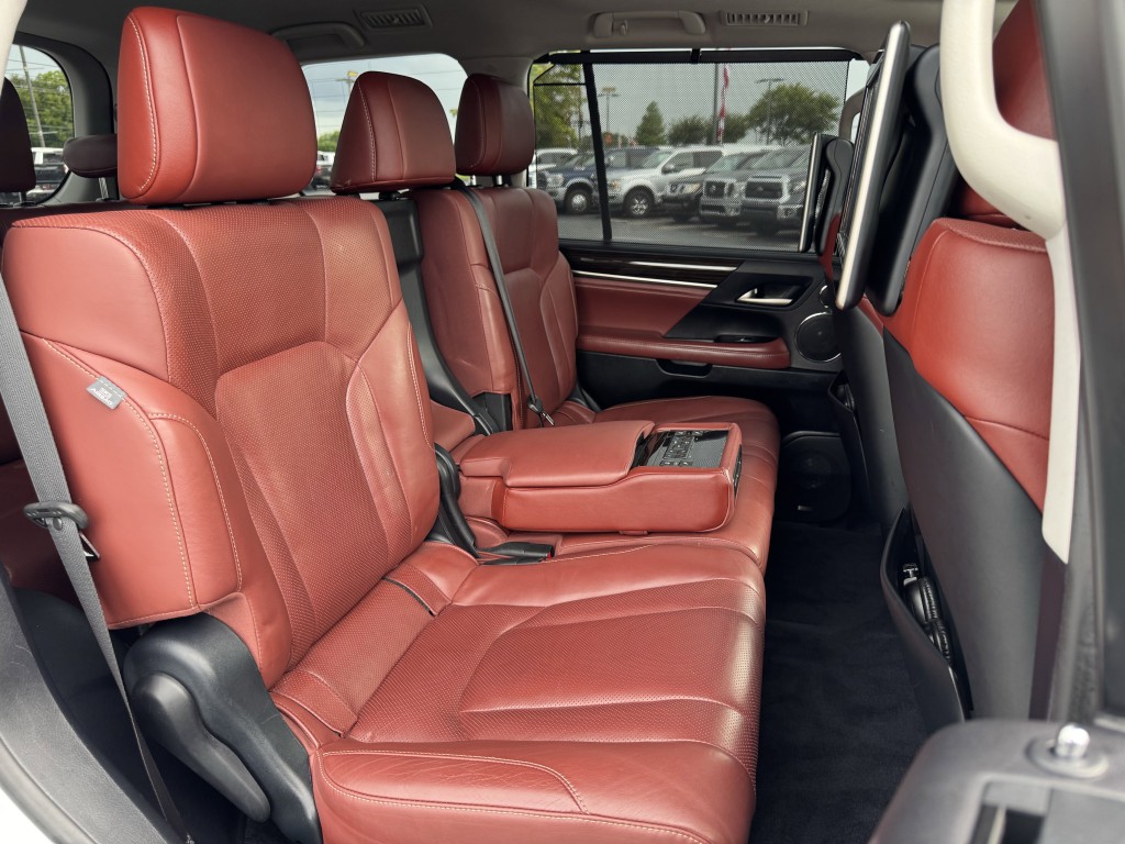 2017 Lexus LX Image 33