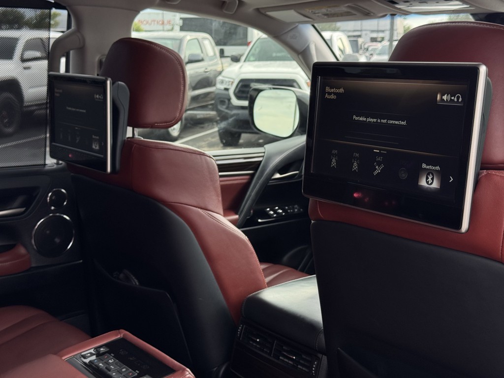 2017 Lexus LX Image 34