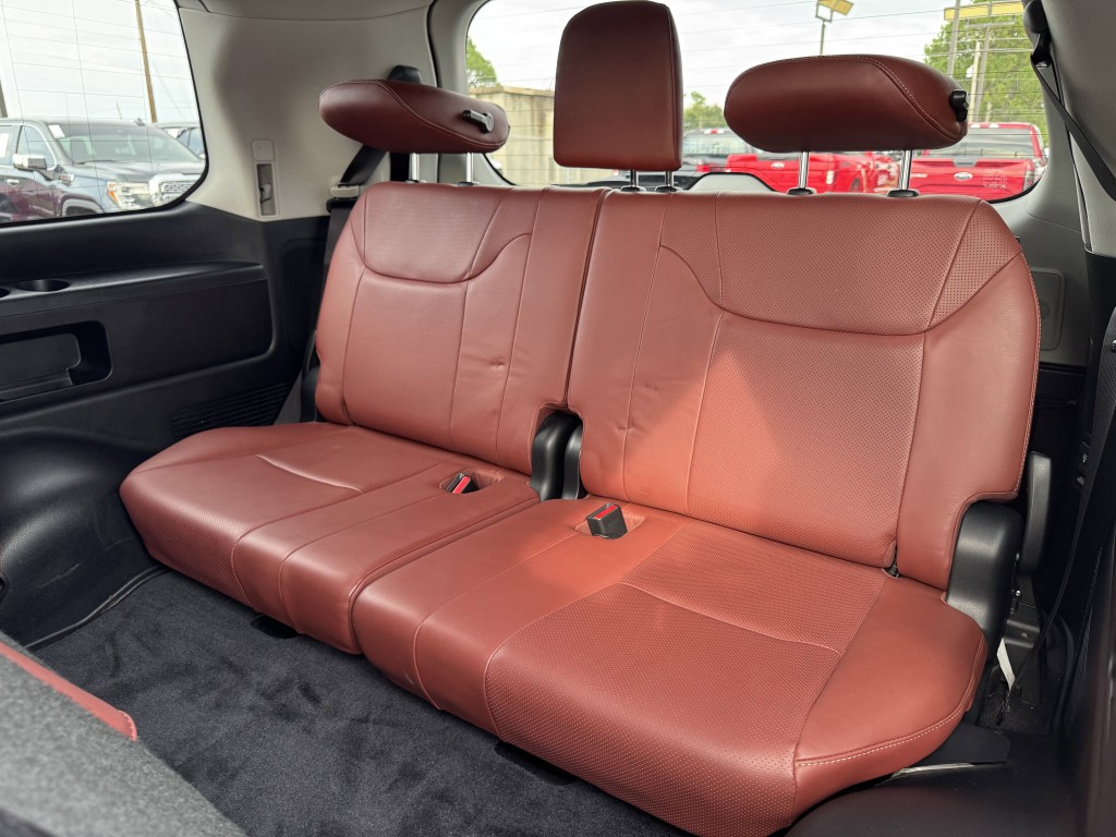 2017 Lexus LX Image 36