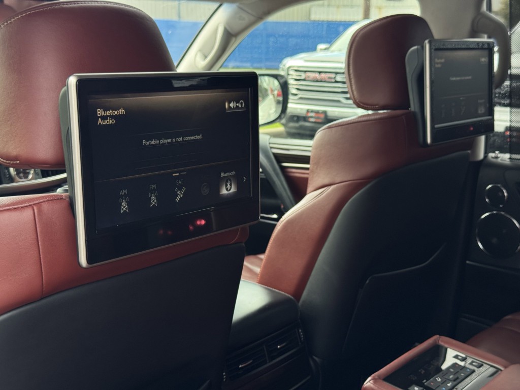2017 Lexus LX Image 38