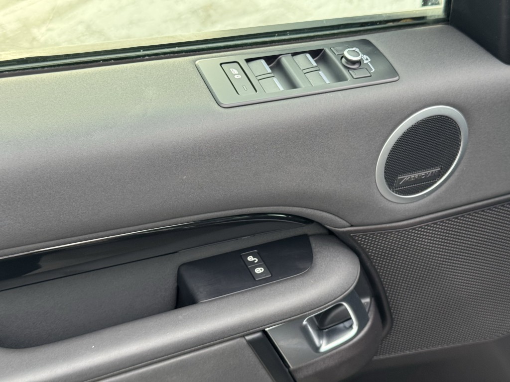 2018 Land Rover Discovery Image 24