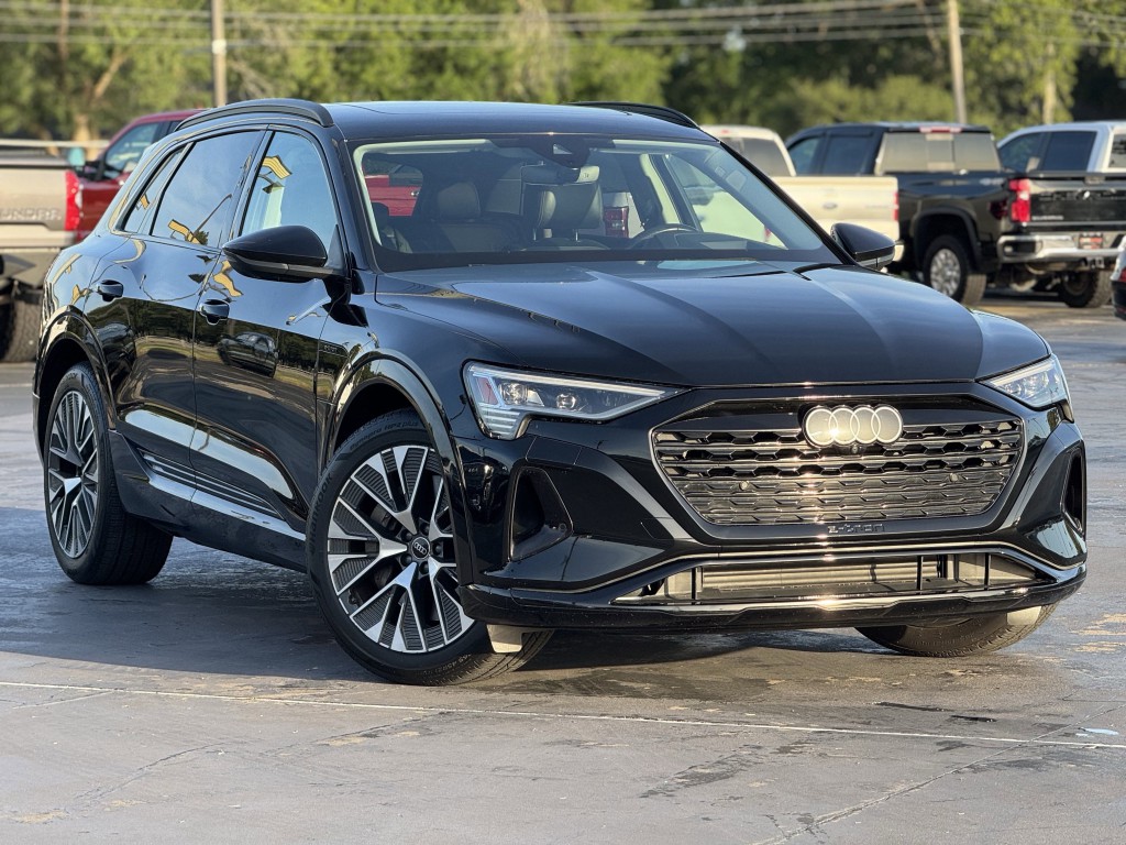 2024 Audi Q8 e-tron Image 3