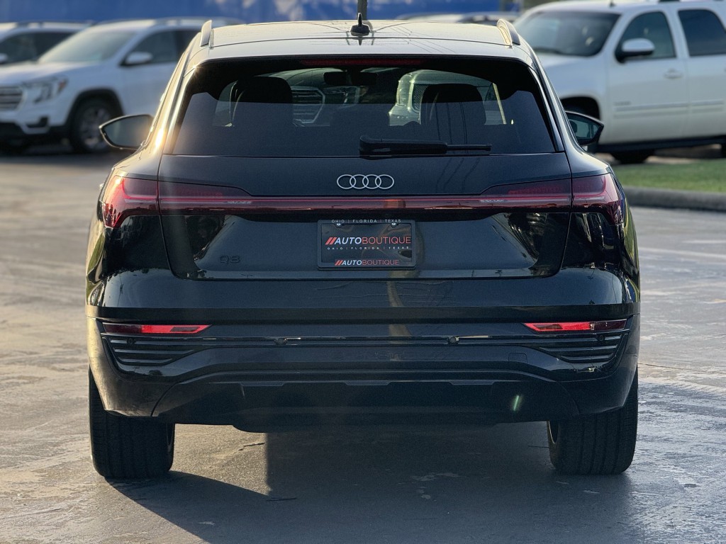 2024 Audi Q8 e-tron Image 8