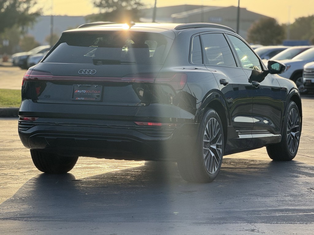 2024 Audi Q8 e-tron Image 9