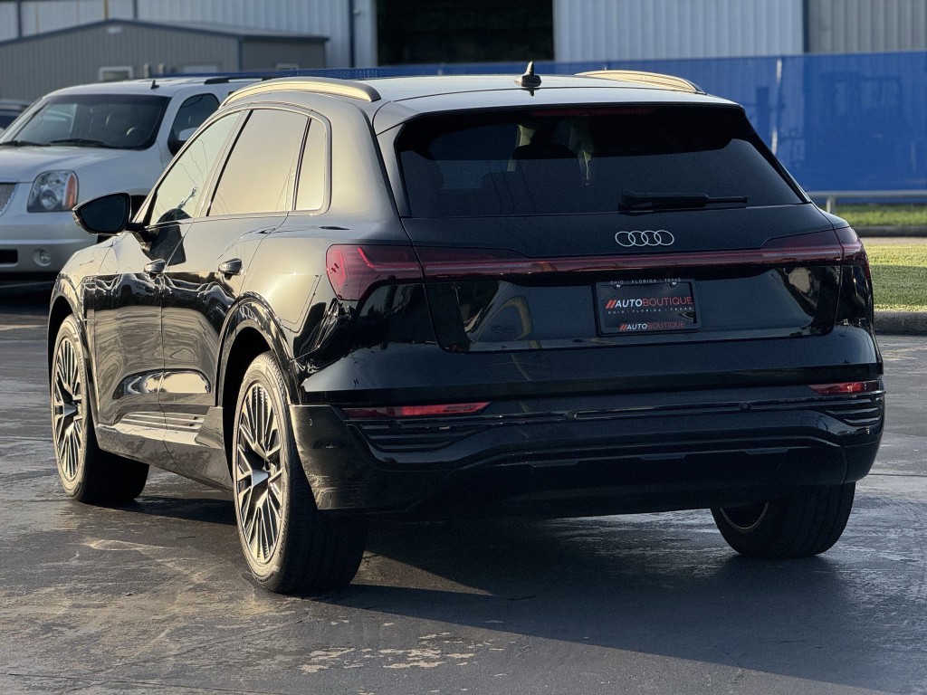 2024 Audi Q8 e-tron Image 10