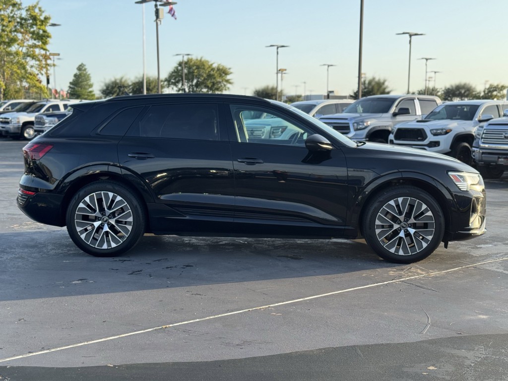 2024 Audi Q8 e-tron Image 11