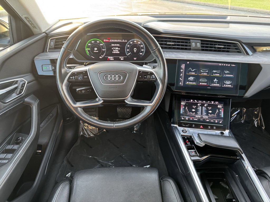 2024 Audi Q8 e-tron Image 15