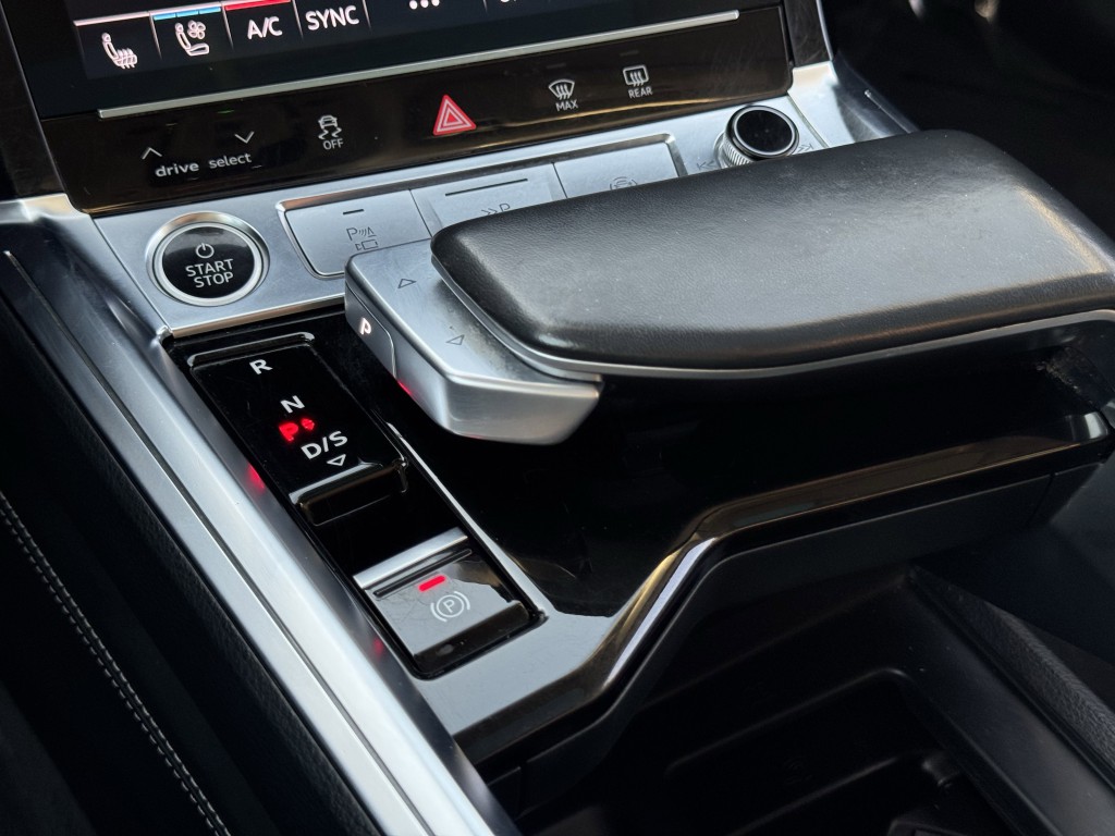 2024 Audi Q8 e-tron Image 24