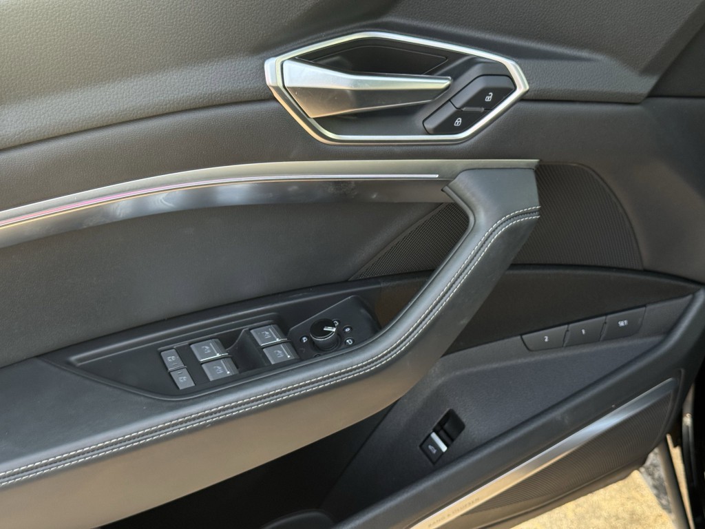2024 Audi Q8 e-tron Image 27