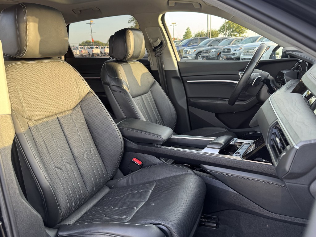 2024 Audi Q8 e-tron Image 30