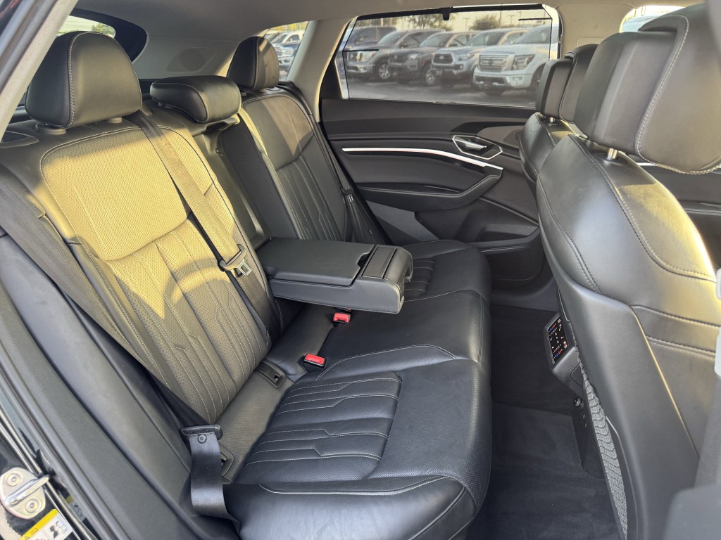 2024 Audi Q8 e-tron Image 32