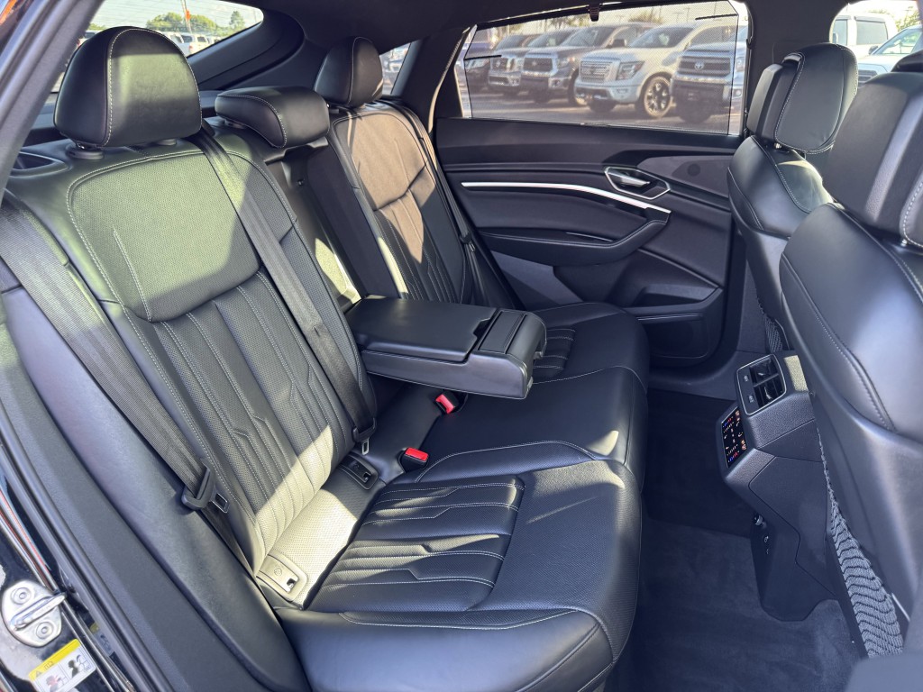 2024 Audi Q8 e-tron Sportback Image 32