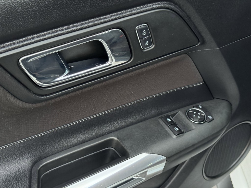 2017 Ford Mustang Image 21