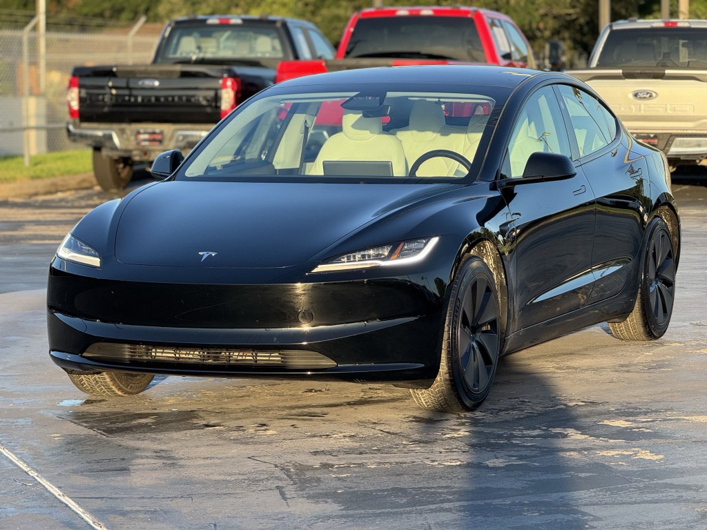2025 Tesla Model 3 Image 5