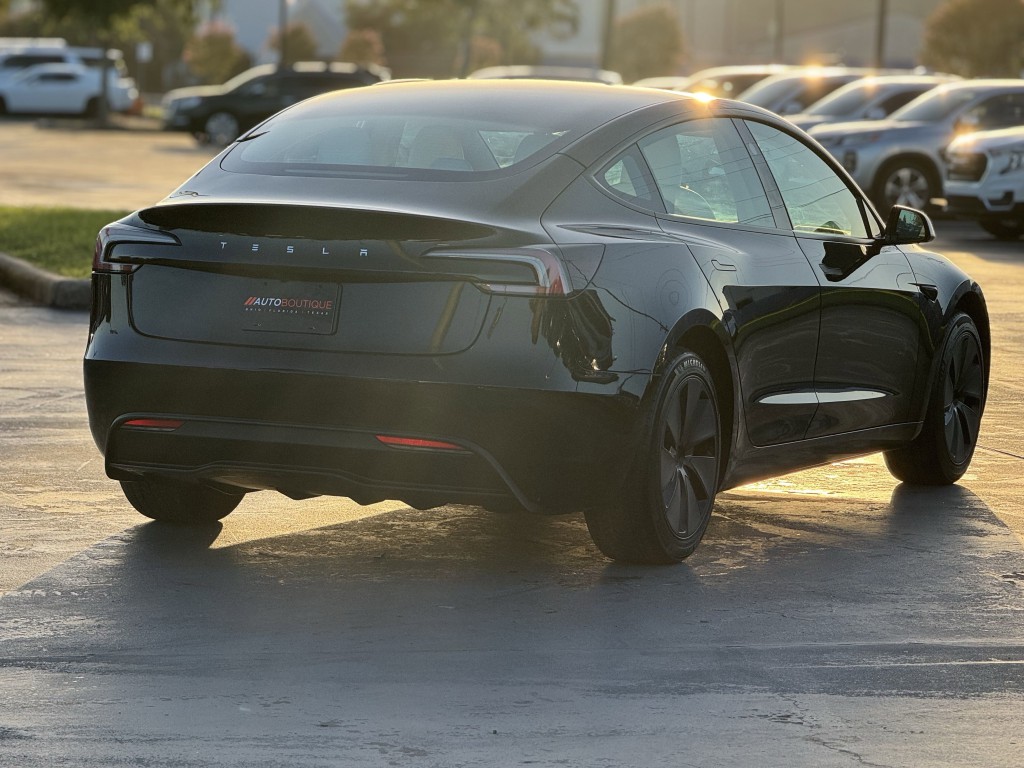 2025 Tesla Model 3 Image 9