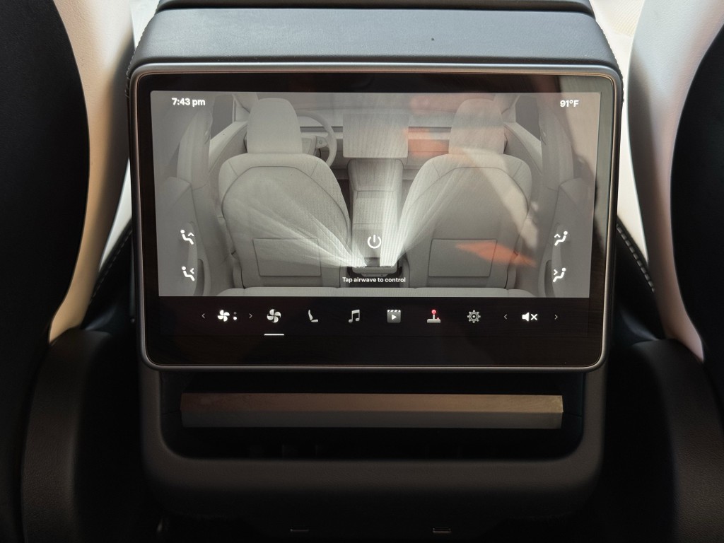 2025 Tesla Model 3 Image 25