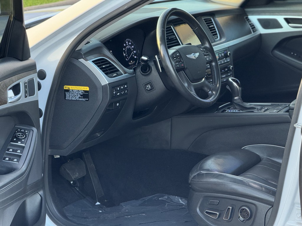 2015 Hyundai Genesis Image 12