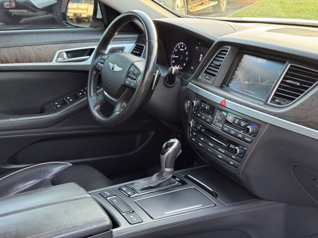 2015 Hyundai Genesis Image 13