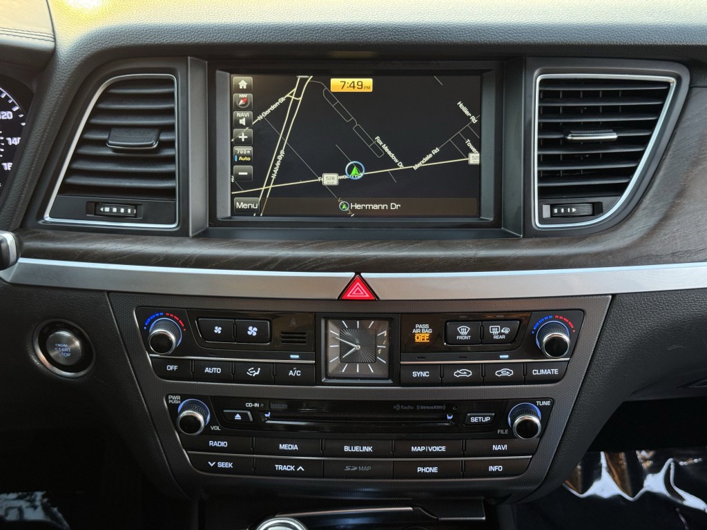 2015 Hyundai Genesis Image 19