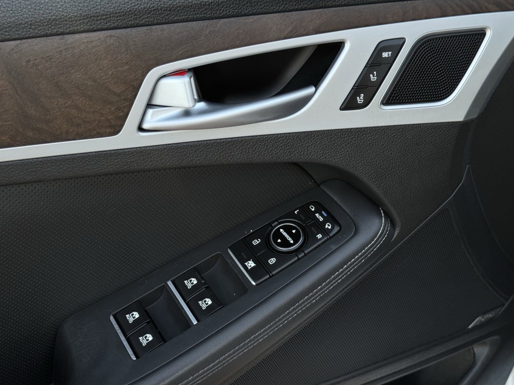 2015 Hyundai Genesis Image 23