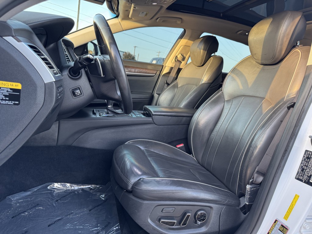 2015 Hyundai Genesis Image 24
