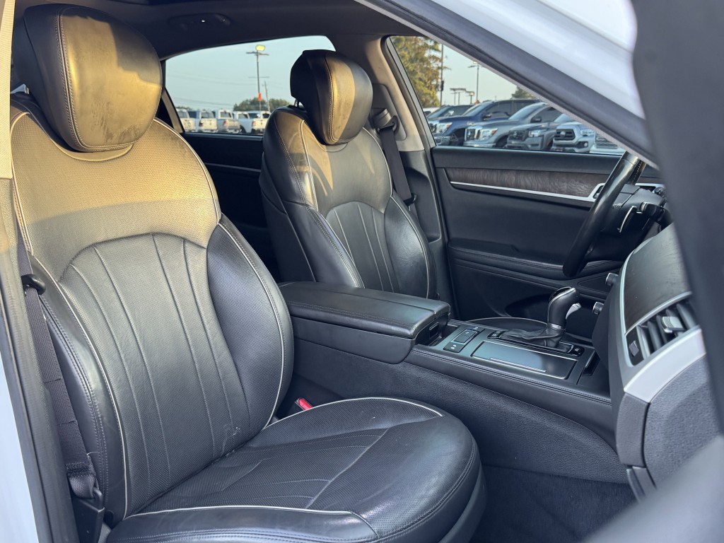 2015 Hyundai Genesis Image 25