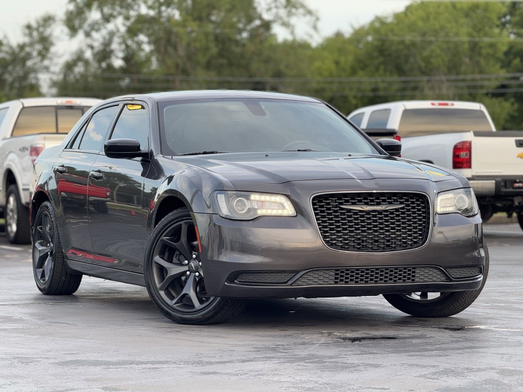2020 Chrysler 300 Image 3