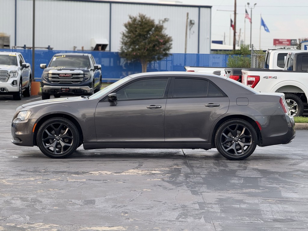 2020 Chrysler 300 Image 8
