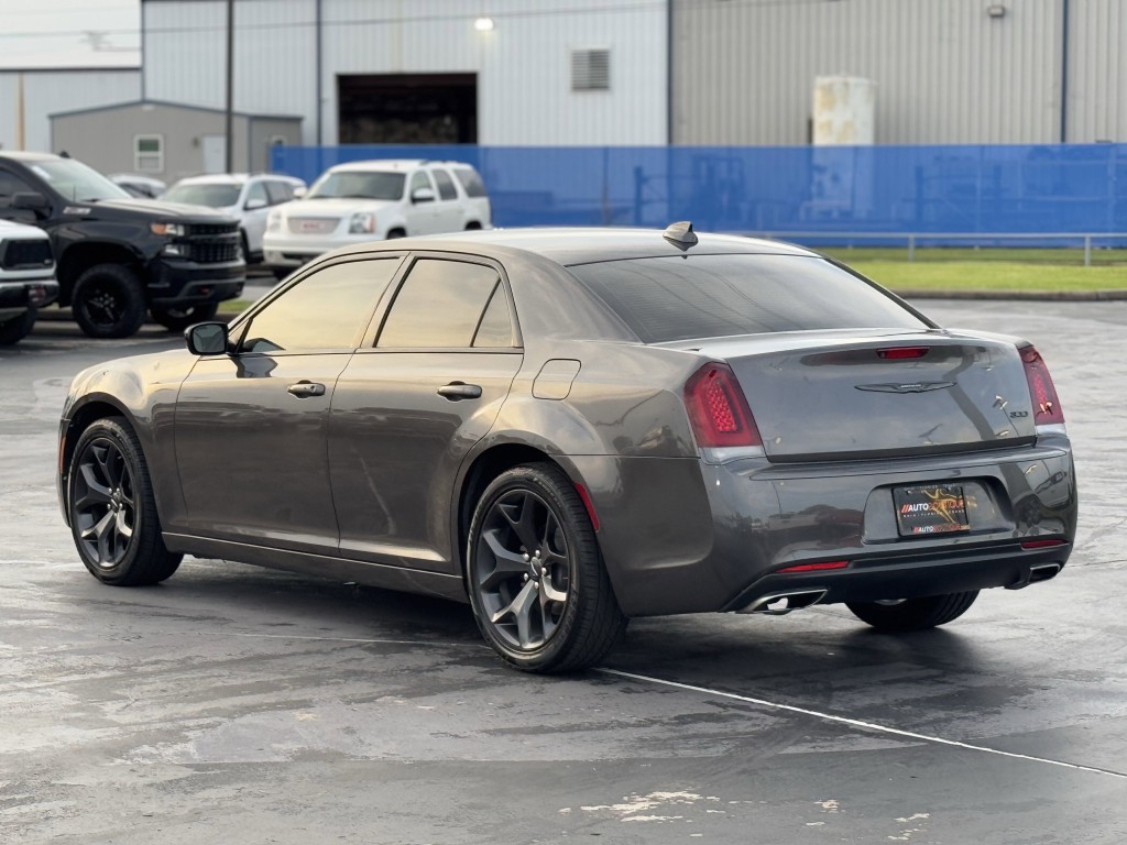 2020 Chrysler 300 Image 9