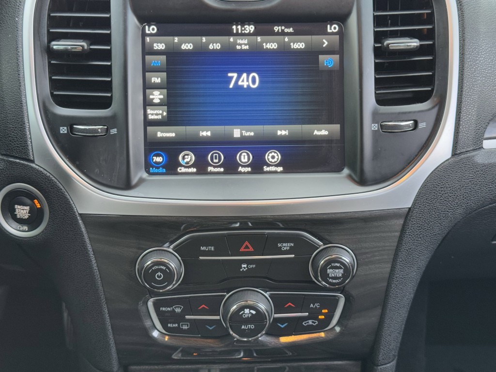 2020 Chrysler 300 Image 19