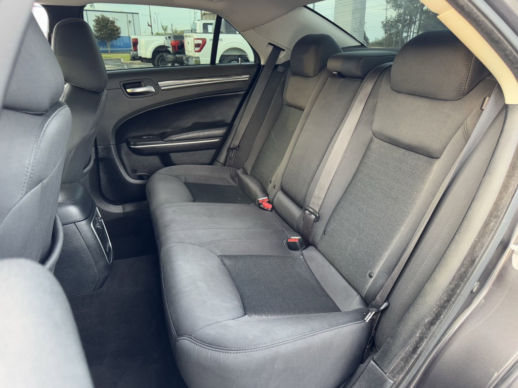 2020 Chrysler 300 Image 24