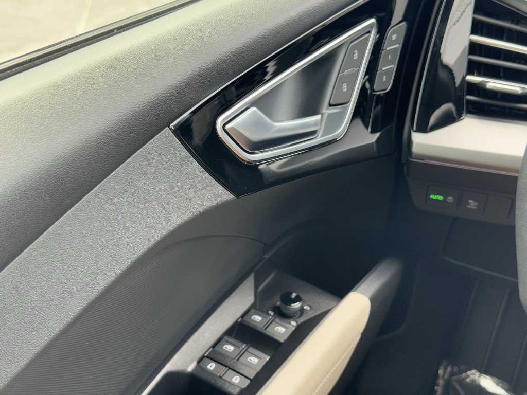 2025 Audi Q4 e-tron Image 23