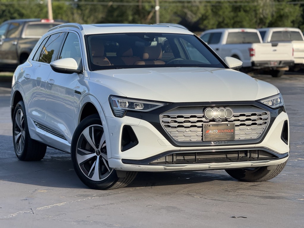 2024 Audi Q8 e-tron Image 3