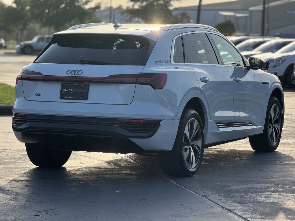 2024 Audi Q8 e-tron Image 8