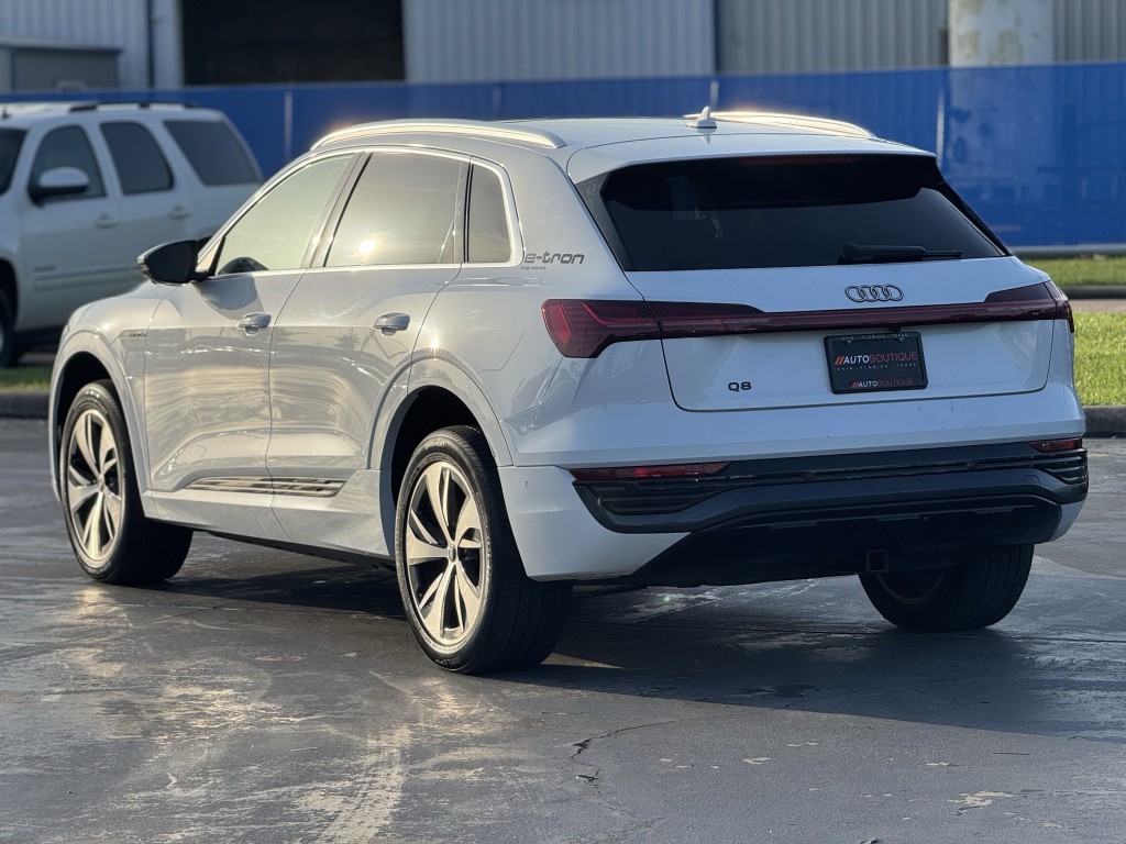 2024 Audi Q8 e-tron Image 9